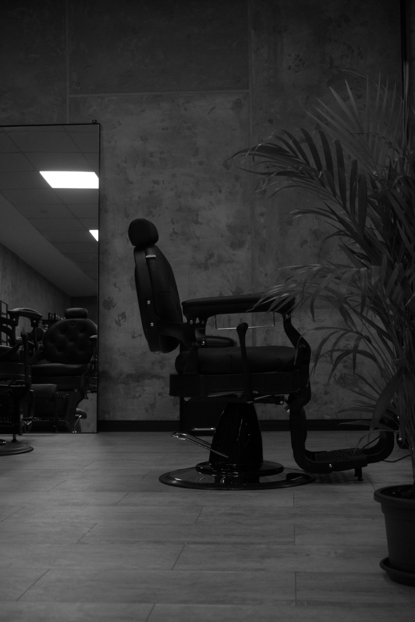 Prim Barber interiér a logo